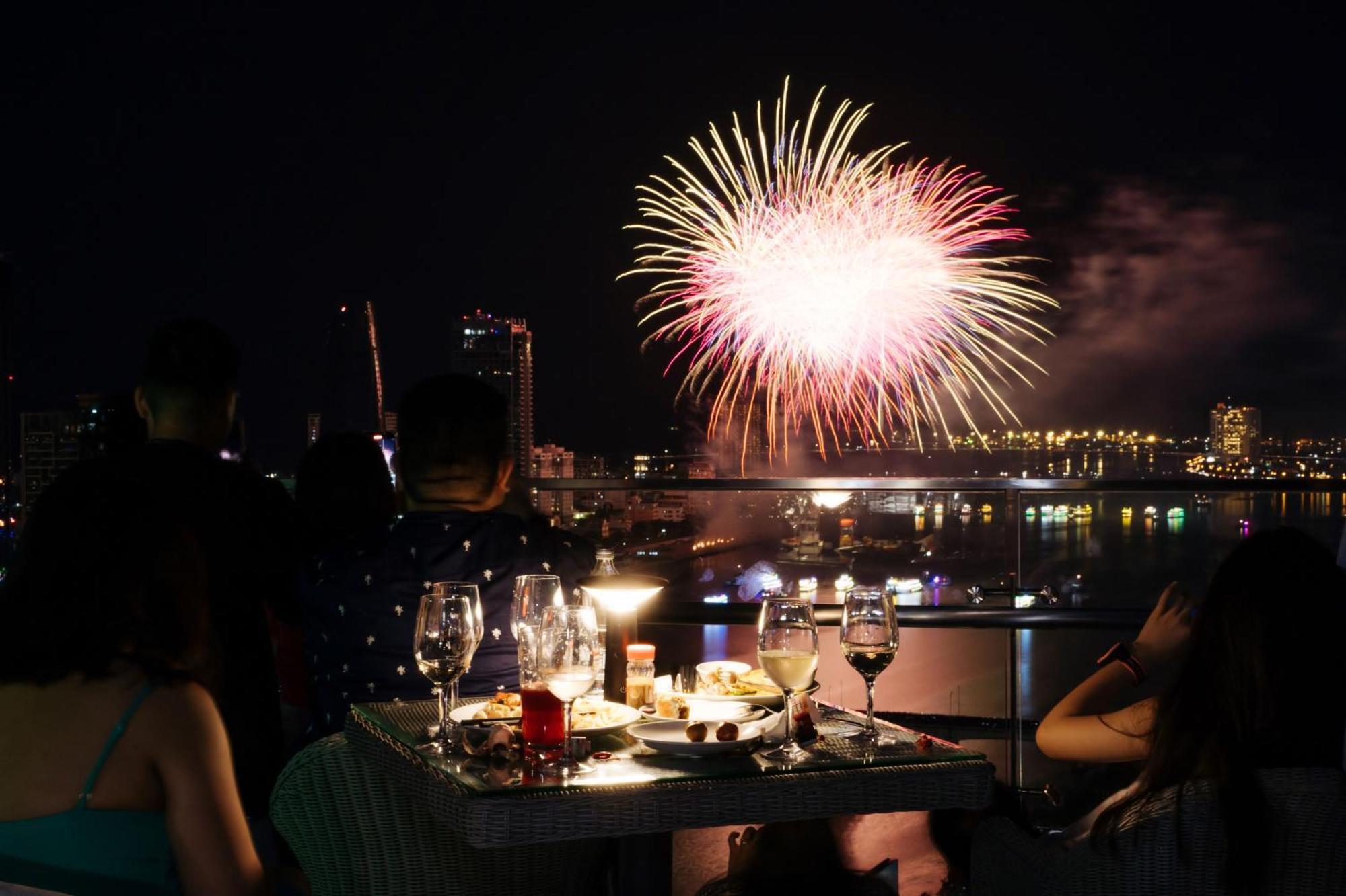 Wink Icon Hotel Danang Riverside - Luxury Suites - 24Hrs Stay & Rooftop Pool Bar Da Nang Exterior foto